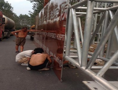 門(mén)架標(biāo)牌施工現(xiàn)場(chǎng)